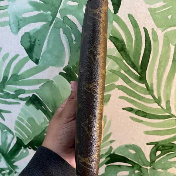 S O L D LV Zippy Wallet - Picture 5 of 9